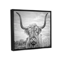 Студената индустрија црно -бела височина од кравја со млади, црна врамена пловечка платно wallидна уметност, 16x20